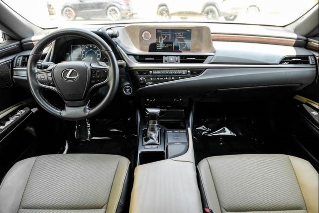 Photo of 2020 Obsidian Lexus ES 300h