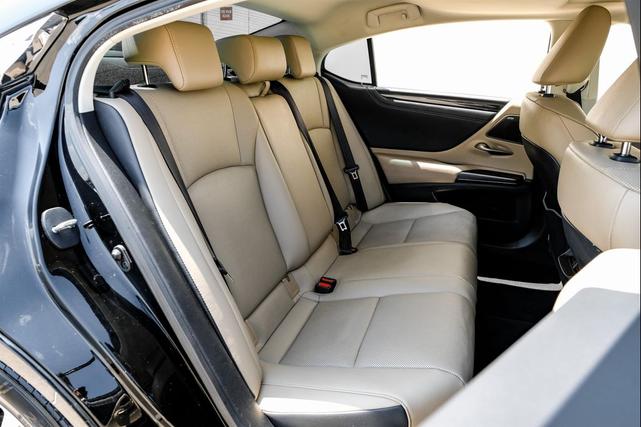 Photo of 2020 Obsidian Lexus ES 300h