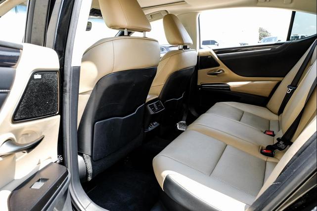 Photo of 2020 Obsidian Lexus ES 300h