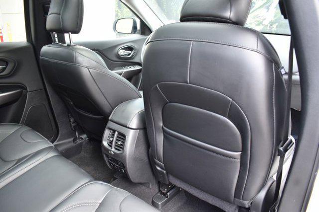 Photo of 2019 Bright White Clearcoat Jeep Cherokee