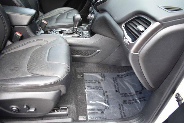 Photo of 2019 Bright White Clearcoat Jeep Cherokee