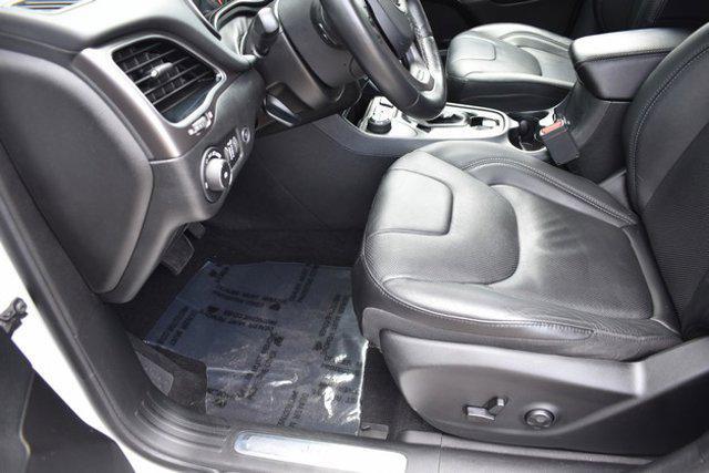 Photo of 2019 Bright White Clearcoat Jeep Cherokee