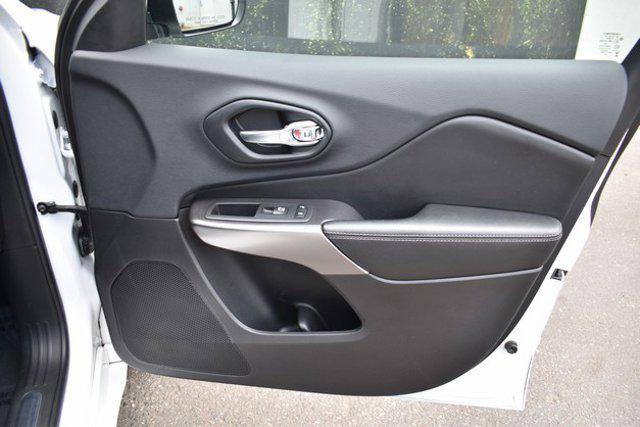 Photo of 2019 Bright White Clearcoat Jeep Cherokee