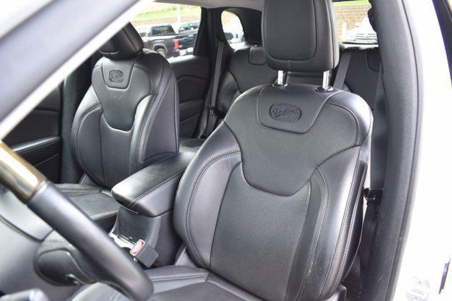 Photo of 2019 Bright White Clearcoat Jeep Cherokee