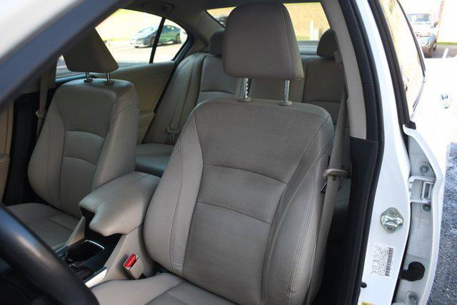 Photo of 2013 White Orchid Pearl Honda Accord