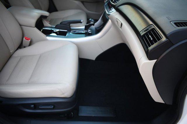 Photo of 2013 White Orchid Pearl Honda Accord