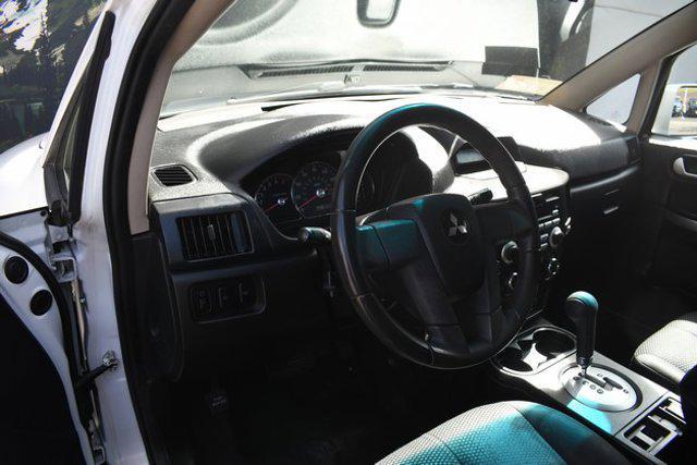 Photo of 2011 White Mitsubishi Endeavor