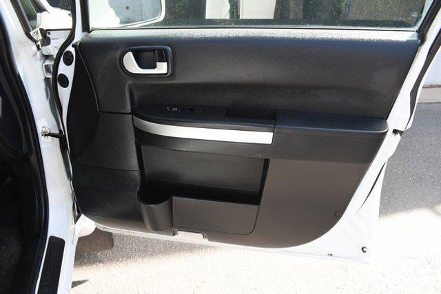 Photo of 2011 White Mitsubishi Endeavor