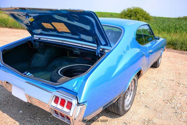 Photo of 1972 Blue Oldsmobile Cutlass