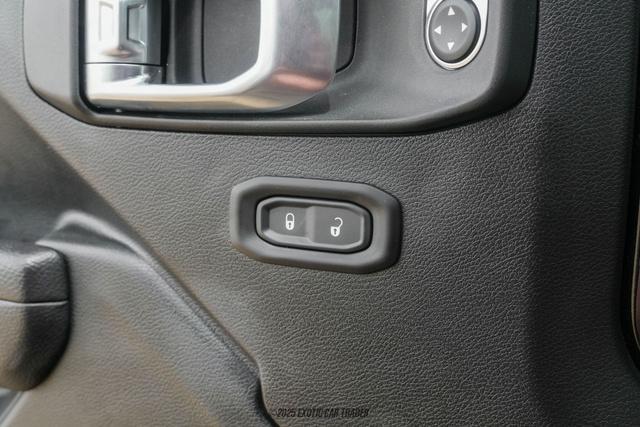 Photo of 2022 Black Clearcoat Jeep Gladiator