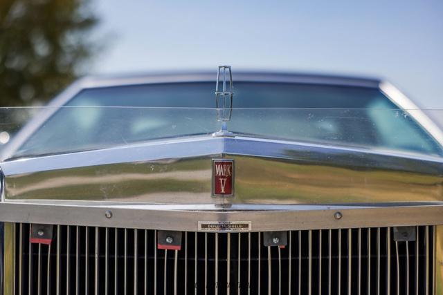 Photo of 1977 Blue Lincoln Mark V