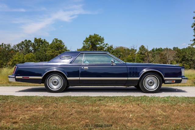 Photo of 1977 Blue Lincoln Mark V
