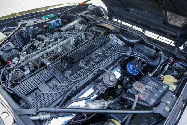 Photo of 1994 Black Jaguar XJS