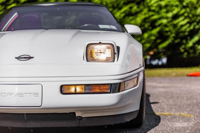 Photo of 1991 White Chevrolet Corvette