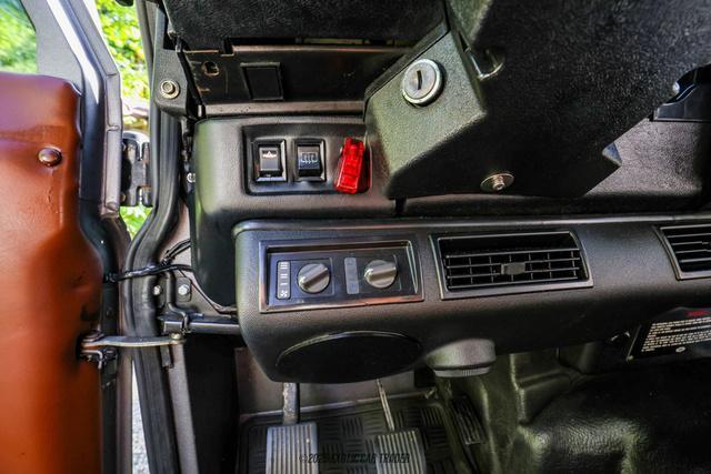 Photo of 1991 Satin Gray Land Rover Defender