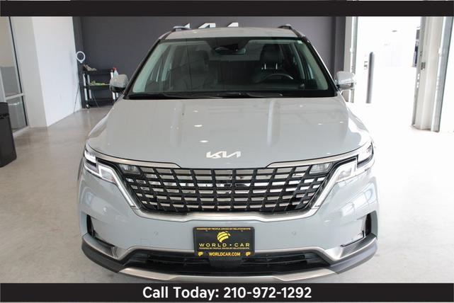 Photo of 2024 Ceramic Silver Kia Carnival