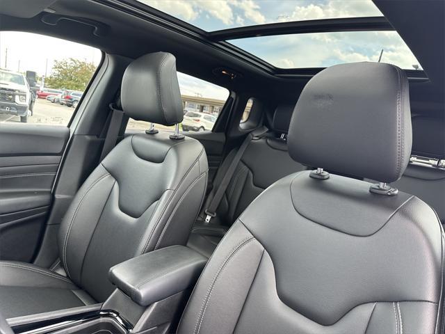 Photo of 2024 Bright White Clearcoat Jeep Compass