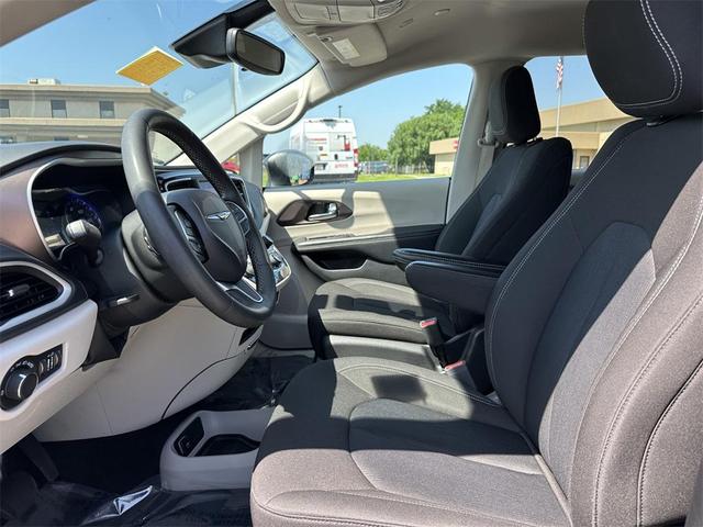 Photo of 2023 Granite Crystal Metallic Clearcoat Chrysler Voyager
