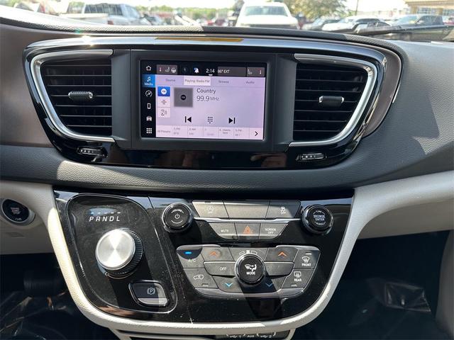 Photo of 2023 Granite Crystal Metallic Clearcoat Chrysler Voyager
