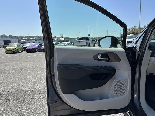 Photo of 2023 Granite Crystal Metallic Clearcoat Chrysler Voyager