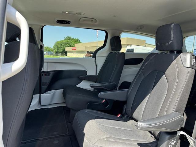 Photo of 2023 Granite Crystal Metallic Clearcoat Chrysler Voyager