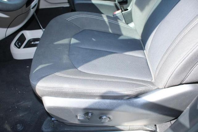 Photo of 2022 Brilliant Black Crystal Pearlcoat Chrysler Voyager