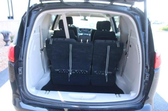 Photo of 2022 Brilliant Black Crystal Pearlcoat Chrysler Voyager