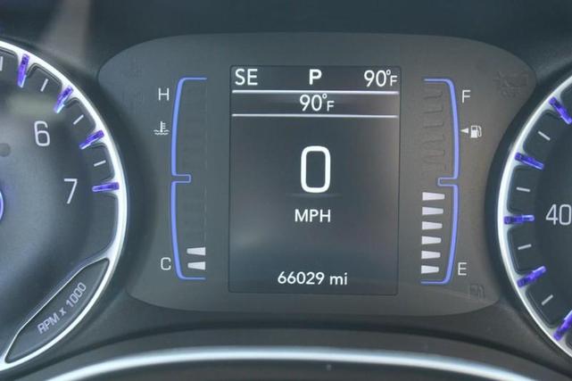 Photo of 2022 Brilliant Black Crystal Pearlcoat Chrysler Voyager