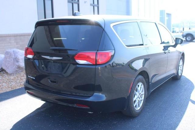 Photo of 2022 Brilliant Black Crystal Pearlcoat Chrysler Voyager
