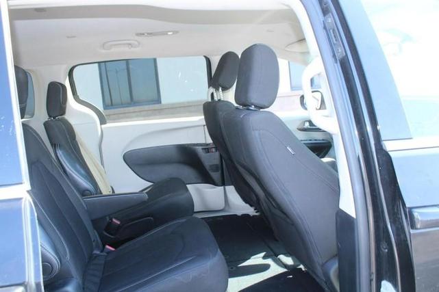 Photo of 2022 Brilliant Black Crystal Pearlcoat Chrysler Voyager
