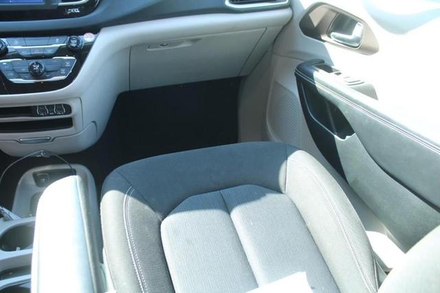 Photo of 2022 Brilliant Black Crystal Pearlcoat Chrysler Voyager