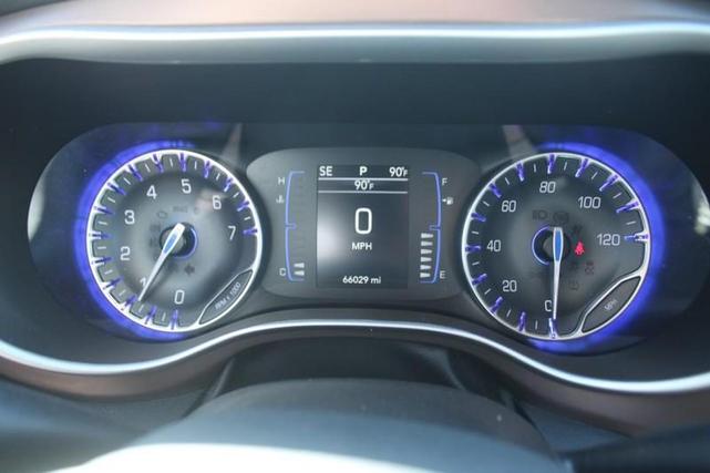 Photo of 2022 Brilliant Black Crystal Pearlcoat Chrysler Voyager