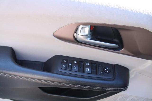 Photo of 2022 Brilliant Black Crystal Pearlcoat Chrysler Voyager