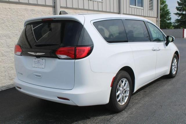 Photo of 2022 Bright White Clearcoat Chrysler Voyager