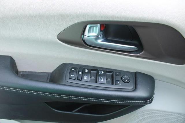 Photo of 2022 Bright White Clearcoat Chrysler Voyager