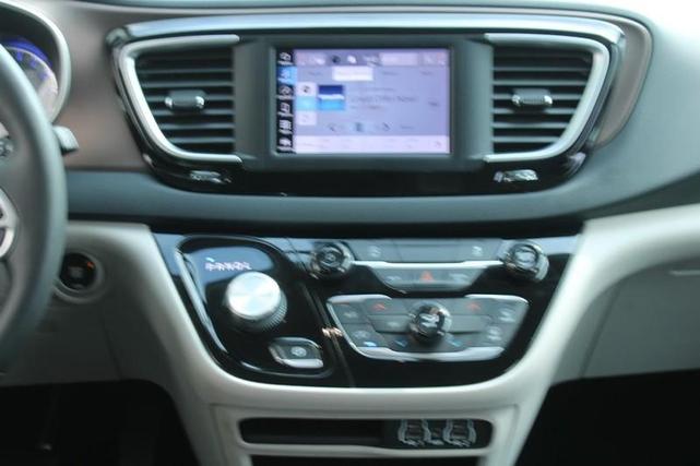 Photo of 2022 Bright White Clearcoat Chrysler Voyager
