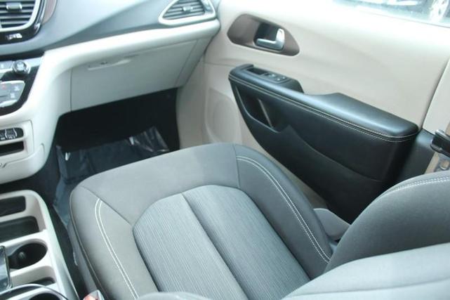 Photo of 2022 Bright White Clearcoat Chrysler Voyager