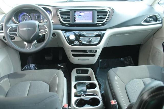 Photo of 2022 Bright White Clearcoat Chrysler Voyager