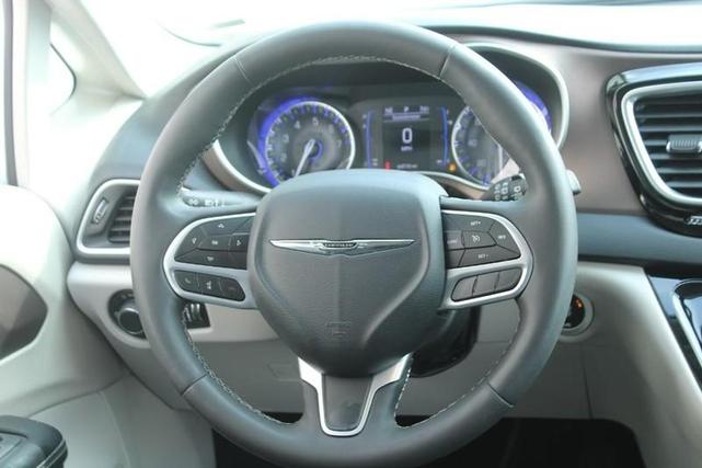 Photo of 2022 Bright White Clearcoat Chrysler Voyager