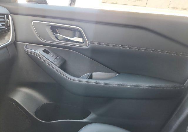 Photo of 2026 Everest White Pearl/Super Black Nissan Rogue