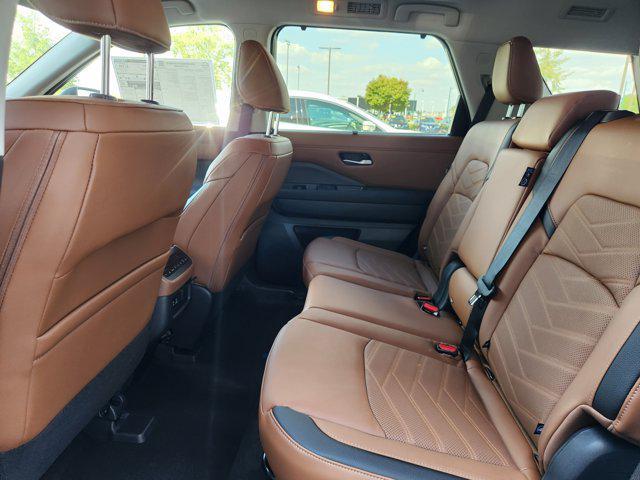 Photo of 2025 Everest White Pearl Tricoat/Super Black Nissan Pathfinder