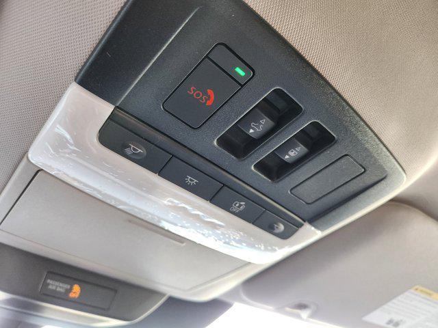 Photo of 2025 Everest White Pearl Tricoat/Super Black Nissan Pathfinder