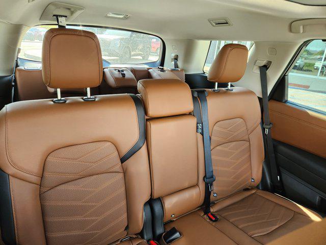 Photo of 2025 Everest White Pearl Tricoat/Super Black Nissan Pathfinder