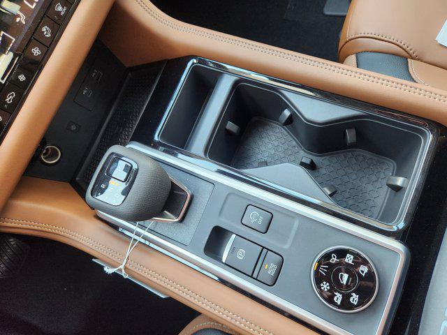 Photo of 2025 Everest White Pearl Tricoat/Super Black Nissan Pathfinder