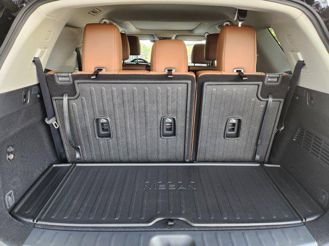 Photo of 2025 Everest White Pearl Tricoat/Super Black Nissan Pathfinder