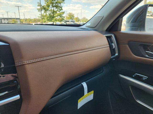 Photo of 2025 Everest White Pearl Tricoat/Super Black Nissan Pathfinder