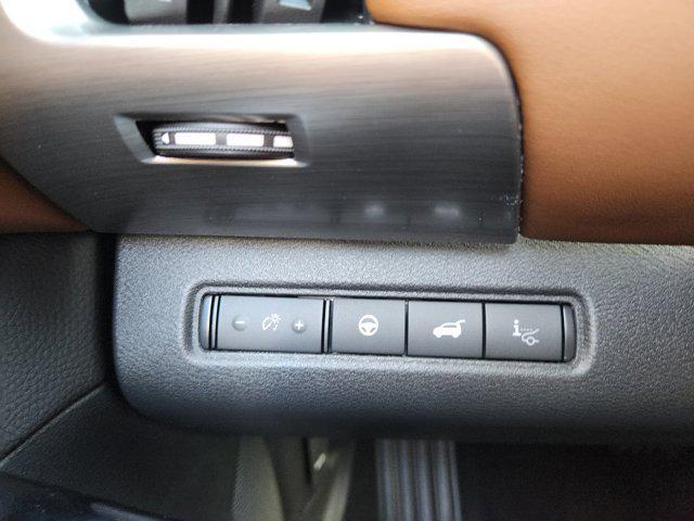 Photo of 2025 Everest White Pearl Tricoat/Super Black Nissan Pathfinder