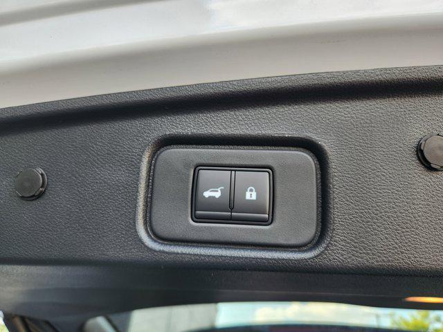 Photo of 2025 Everest White Pearl Tricoat/Super Black Nissan Pathfinder
