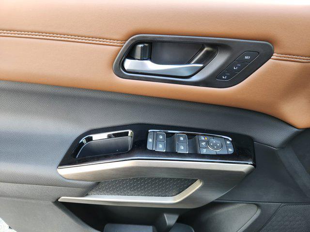 Photo of 2025 Everest White Pearl Tricoat/Super Black Nissan Pathfinder