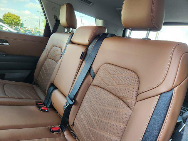 Photo of 2025 Everest White Pearl Tricoat/Super Black Nissan Pathfinder